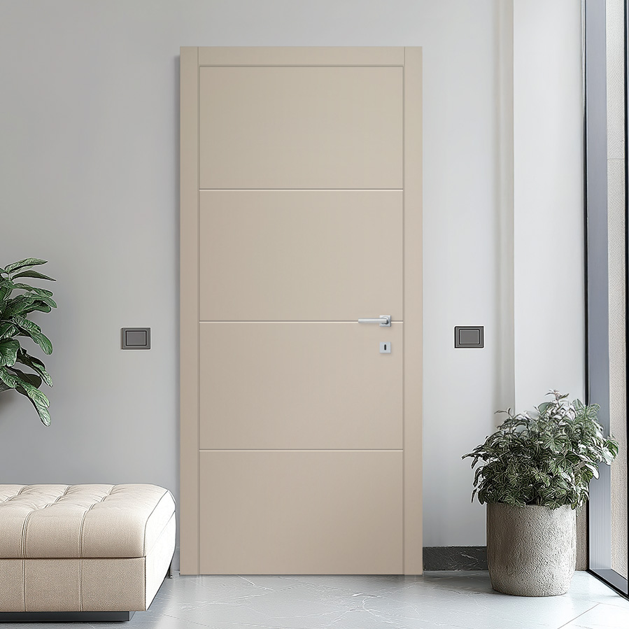 Porta: Al centro dell'immagine si trova una porta interna dal design contemporaneo. È liscia, color beige chiaro, con linee orizzontali sottili che la dividono in tre sezioni. La maniglia è metallica e moderna, con una serratura integrata.
Pareti: Le pareti sono dipinte di un colore neutro, probabilmente bianco o grigio chiarissimo.
Pavimento: Il pavimento è in un materiale chiaro e lucido (forse resina o marmo), con leggere venature visibili.
Arredamento: A sinistra si nota un pouf o una panca imbottita, color beige, con cuciture a vista e stile elegante.
Piante: Ci sono due piante d'appartamento: una in vaso sul lato sinistro, accanto al pouf, e un’altra in un vaso di cemento grigio a destra, vicino alla porta finestra.
Illuminazione naturale: Sul lato destro dell’immagine si intravede una grande vetrata che lascia entrare molta luce naturale, contribuendo a rendere l’ambiente luminoso e arioso.
Dettagli moderni: Sono presenti due interruttori quadrati, uno a sinistra e uno a destra della porta, dal design minimal.