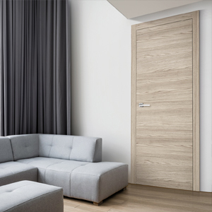 Living moderno e informale con collocazione di una porta a finitura Golden Oak della collezione IDOOR ONE del marchio IDOOR
